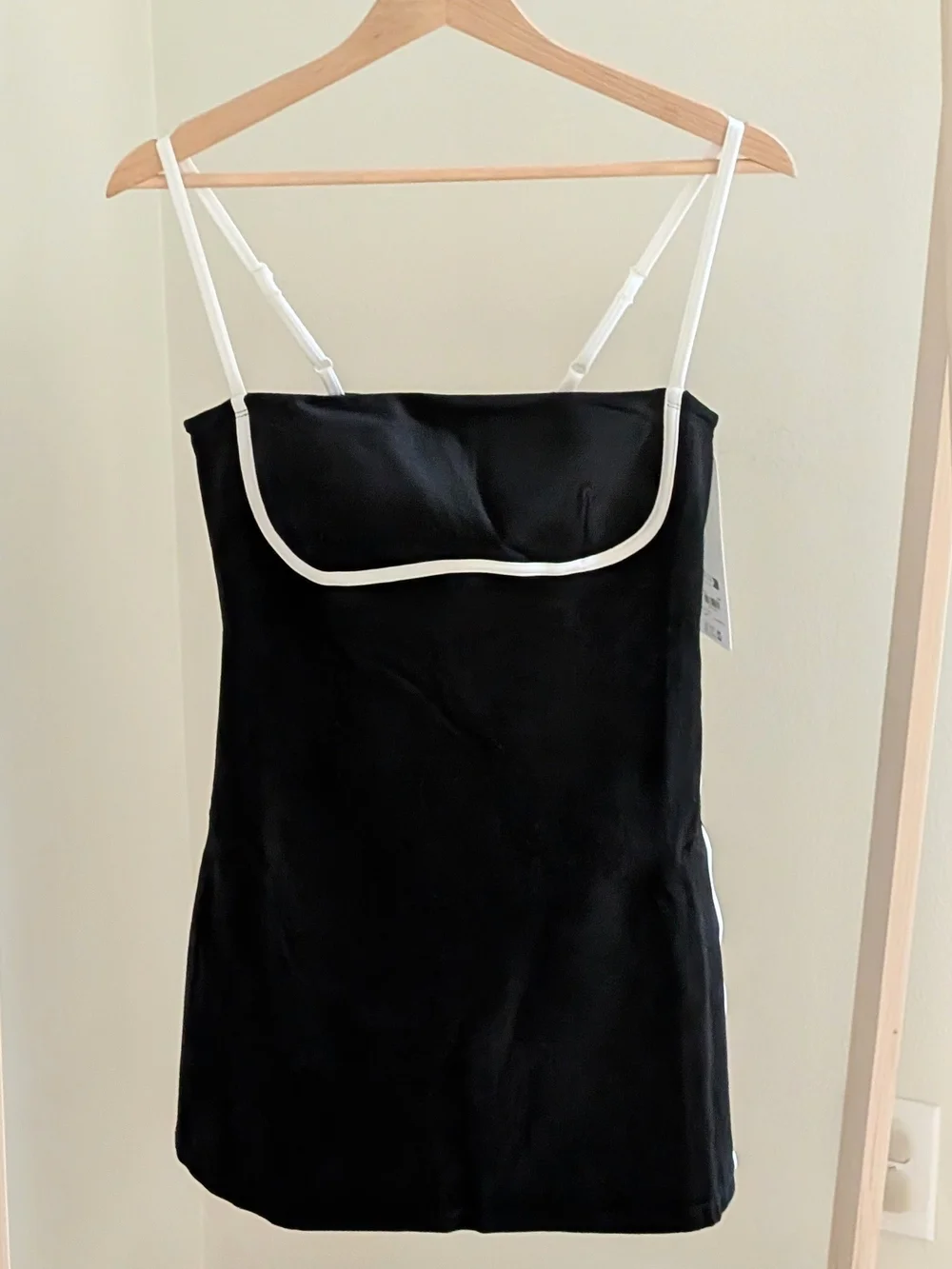 NWT ALO Yoga Airbrush Streamlined Contrast Trim Mini Skort Dress In Black - M
